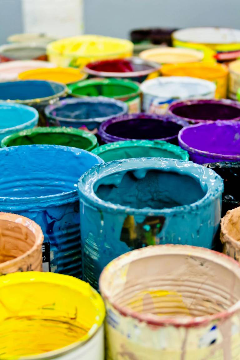 $!Las latas de pintura son uno de los objetos que se utilizan con mayor frecuencia al llevar a cabo el chroming.