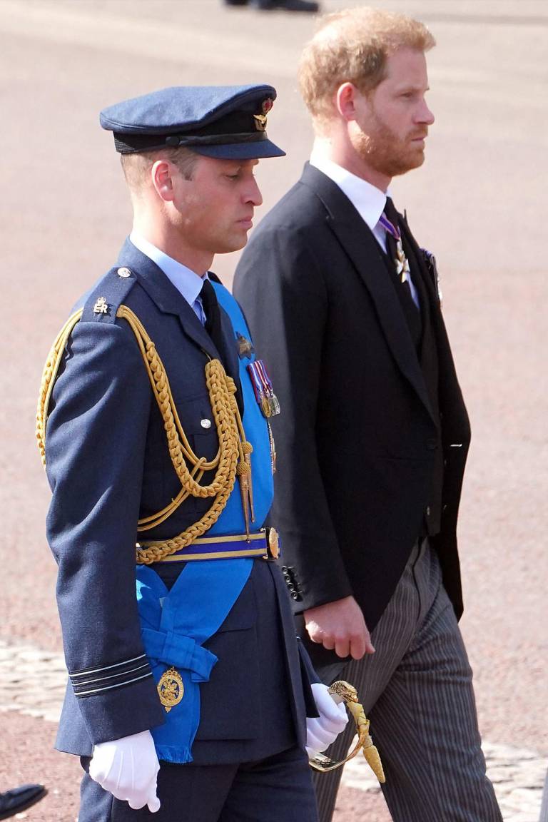$!El príncipe William, príncipe de Gales; y el príncipe Harry , duque de Sussex, caminan detrás del ataúd de la reina Isabel II, durante una procesión desde el Palacio de Buckingham hasta el Palacio de Westminster.