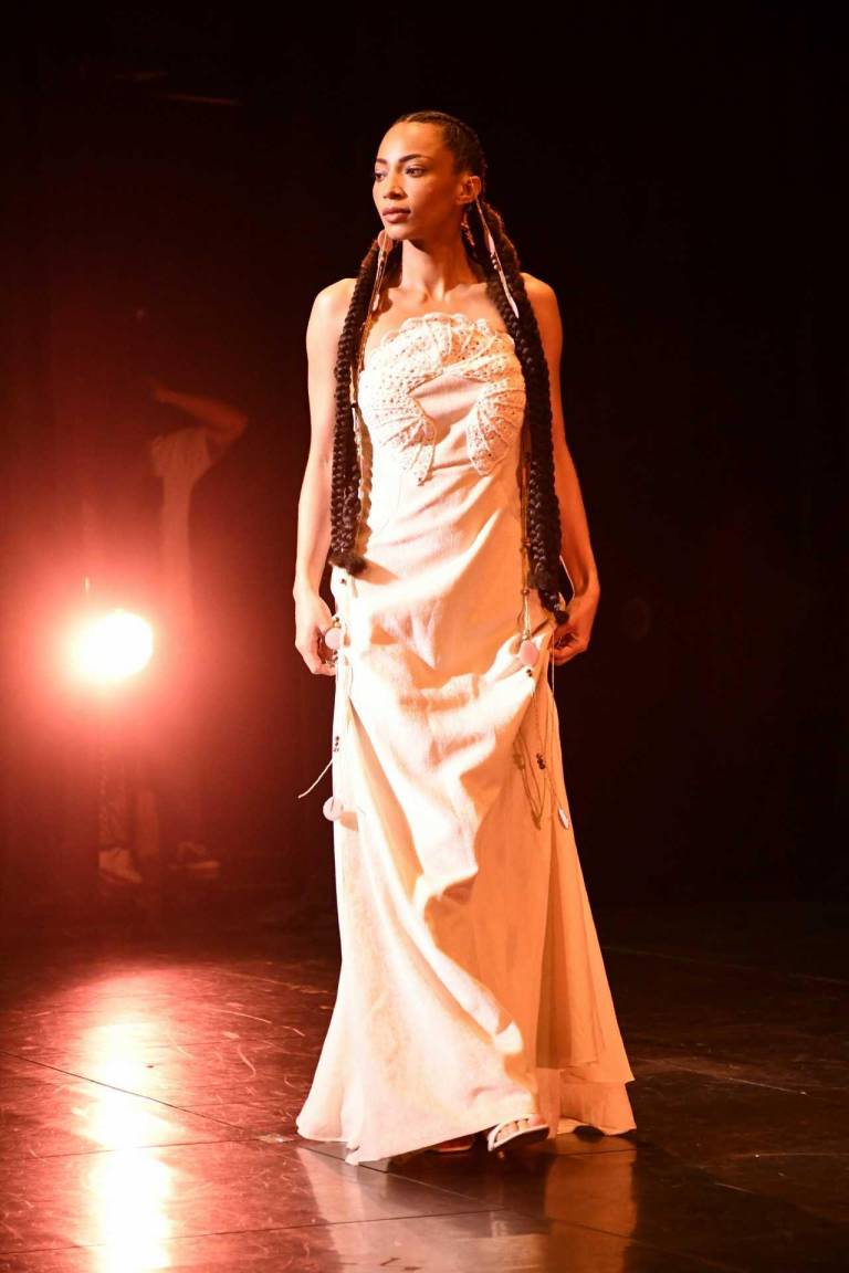 $!Vestido “Venus” de la diseñadora y artesana Camila Morejón esta prenda fue elaborada en lino e hilo de algodón tejido a croché.