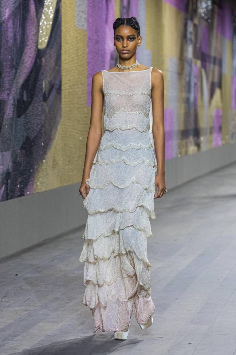 $!Una modelo presenta la colección Primavera/Verano 2023, de Alta costura, de Dior, en la semana de la moda de París.