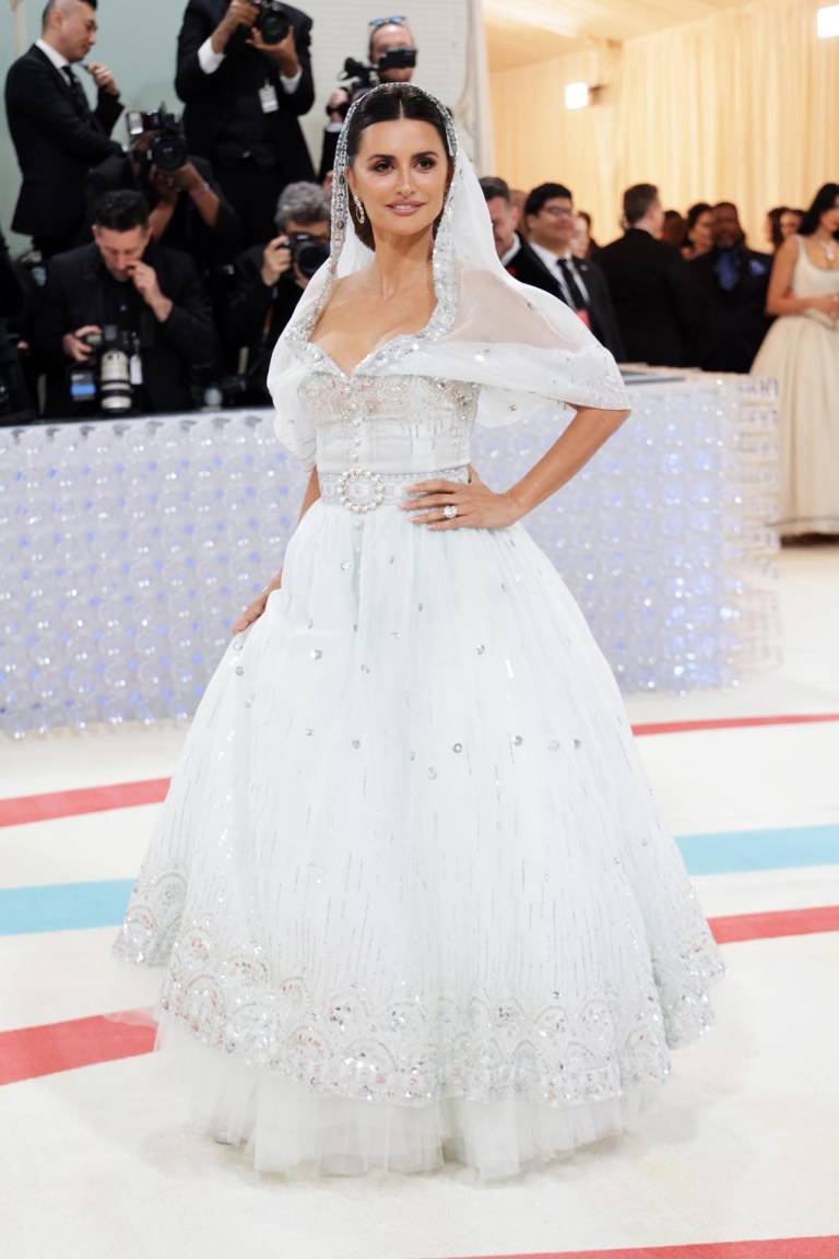 $!La actriz española Penélope Cruz, quien este año se lució como coanfitriona de la gala, llevó un vestido vintage de novia, de la colección de Alta Costura Primavera verano de 1988, que el mismo Karl Lagerfeld diseñó para Chanel 1988.