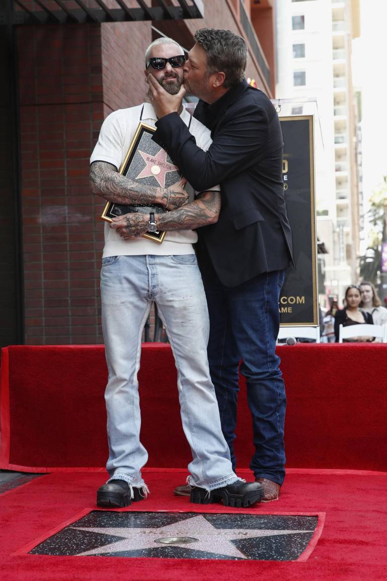 $!Blake Shelton junto a su amigo Adam Levine en su ceremonia de entrega del paseo de la fama.