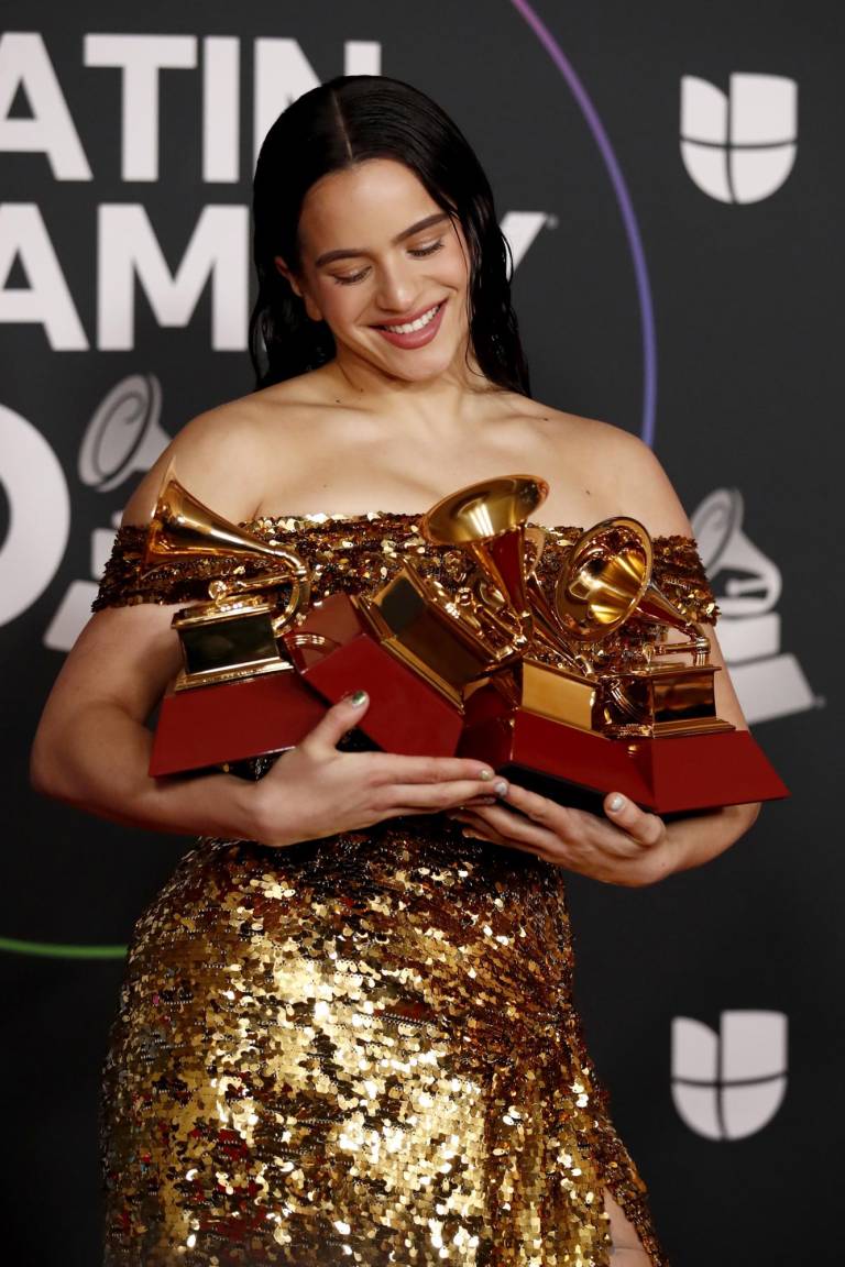 $!Rosalia posa con sus premios de la edición 23 de los Latin Grammy celebrada ayer en Las Vegas.