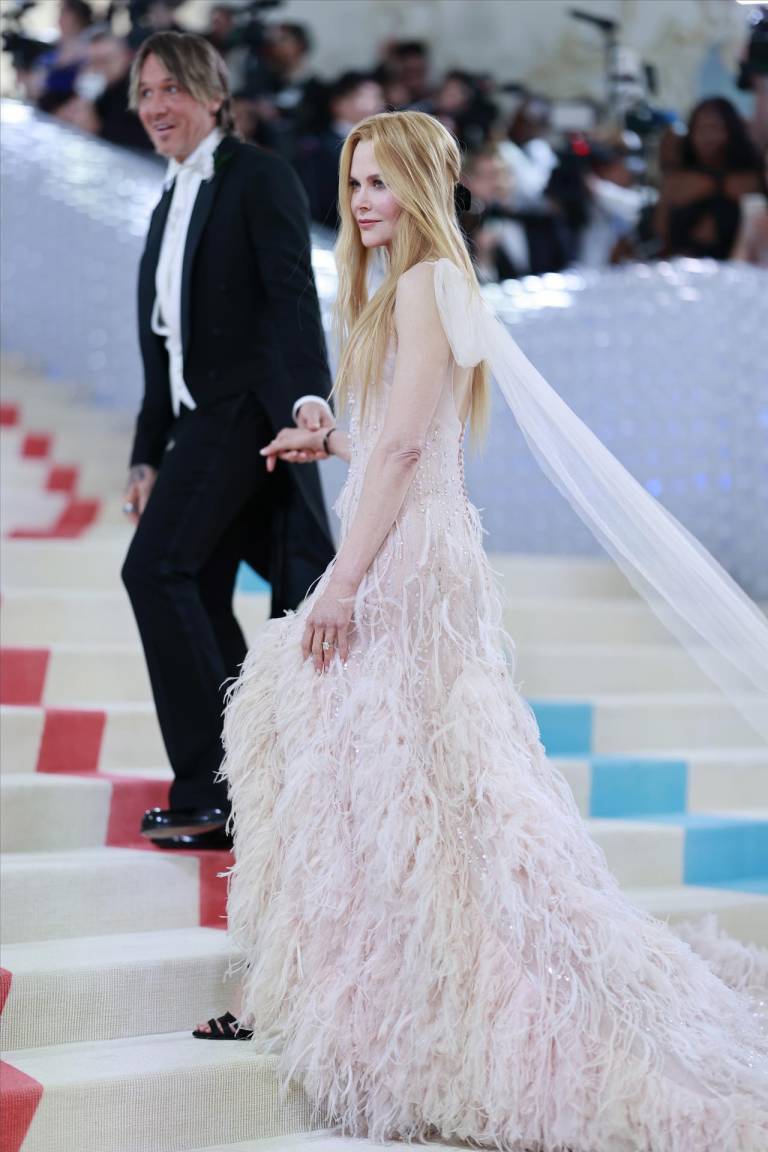 $!De la mano de su esposo Keith Urban, la actriz Nicole Kidman arribó a la alfombra del Met Gala con el delicado vestido rosa claro de Chanel que llevó para un anuncio para la marca de hace más de 20 años.