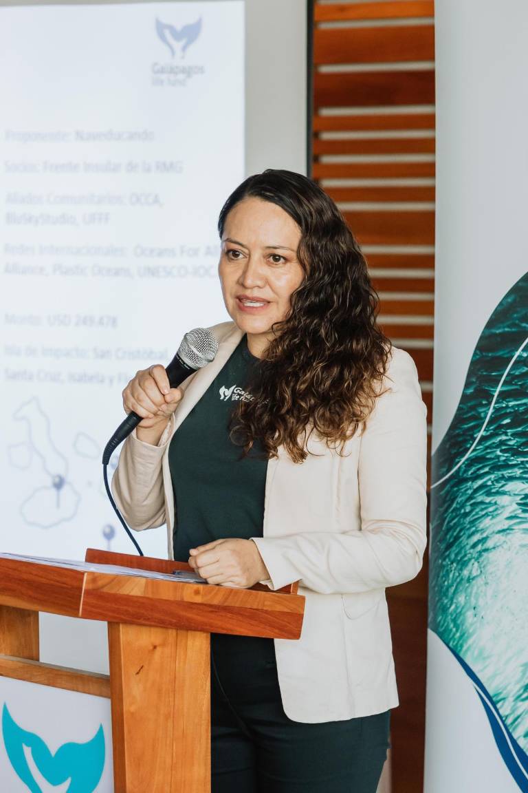 $!Fotografía cedida por Galápagos Life Fund que muestra a su directora ejecutiva, Monica Calvopiña.