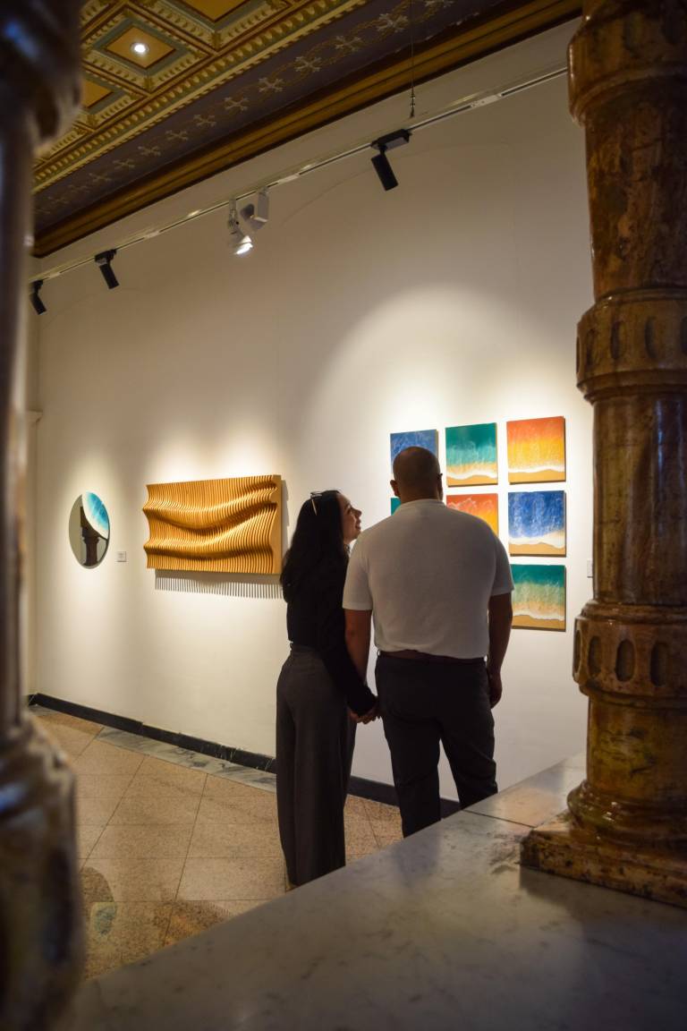 $!Visitantes recorriendo la exposición 'Entre cauces' de Adriana Sadun en Cuenca.