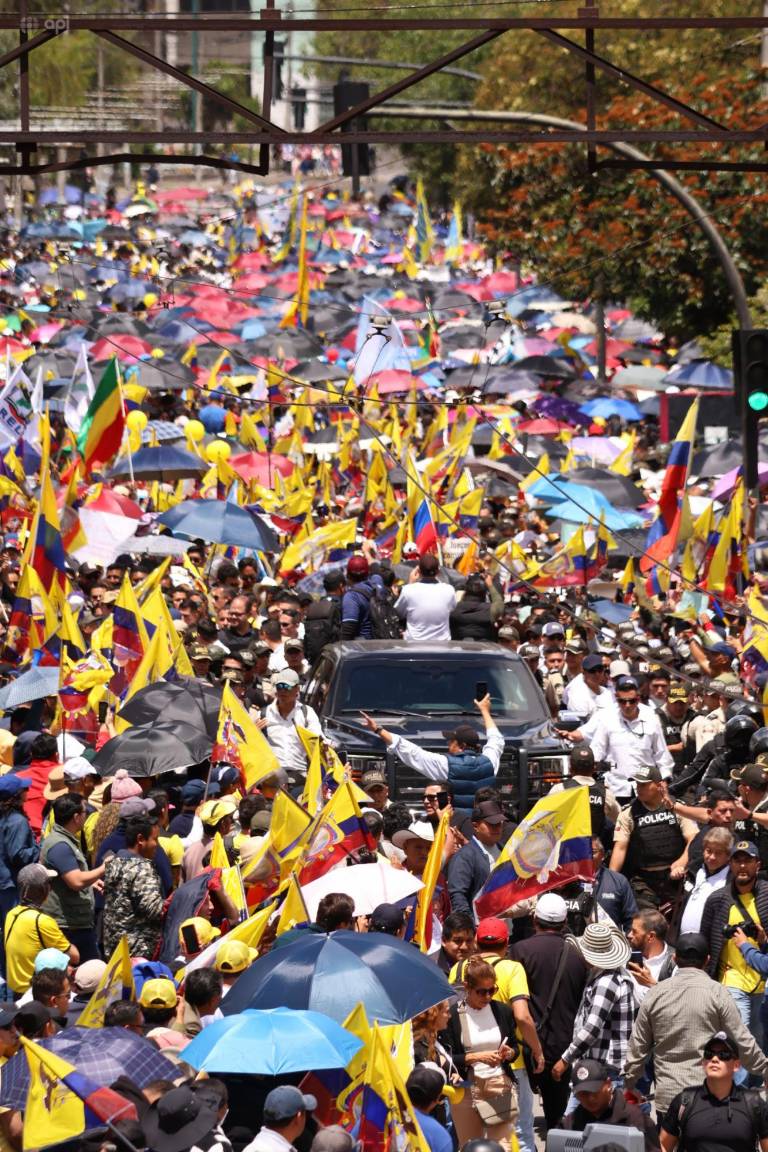 $!Fotografía de la marcha contra la Corte Constitucional encabezada por Noboa en Quito, el pasado 12 de agosto.
