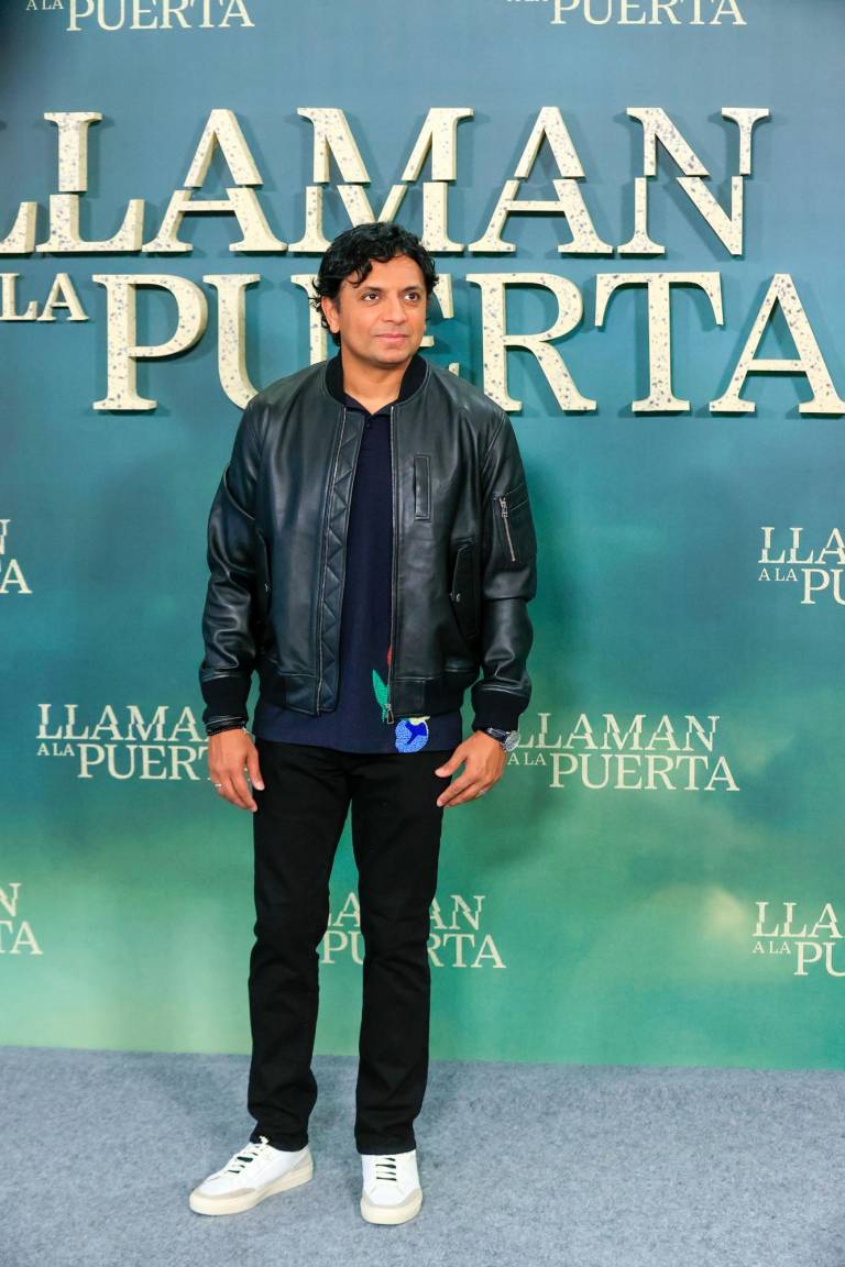 $!El director de cine indio-estadounidense M. Night Shyamalan posa durante el photocall de la película “Llaman a la puerta”.