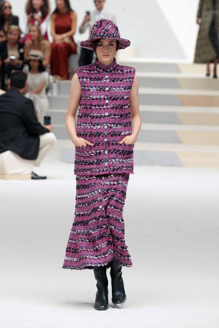 $!Una modelo luce un conjunto elaborado en 'tweed', el entramado de lana más famoso de Chanel en la pasarela de la firma, Fall/Winter 2022/23 Haute Couture.