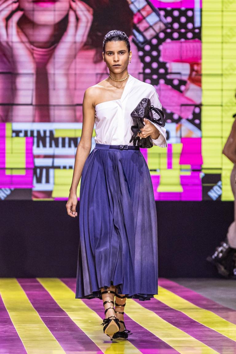 $!Un modelo presenta una creación de la diseñadora italiana Maria Grazia Chiuri de la colección Dior Primavera/Verano 2024 Womenswear durante la Semana de la Moda de París.