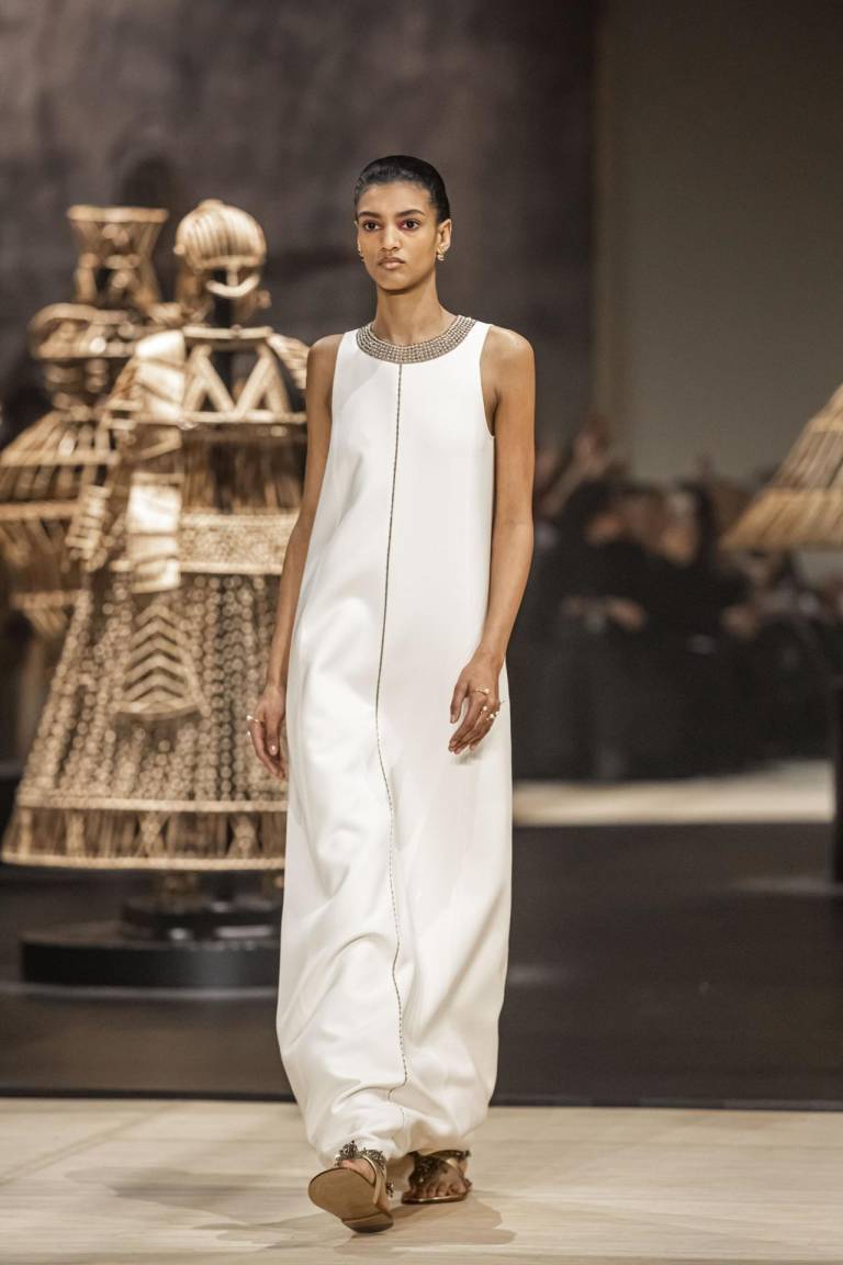 $!Modelo presenta creación de la diseñadora Maria Grazia Chiuri para la colección Otoño /Invierno 2024/2025 de Dior, para el Paris Fashion Week.