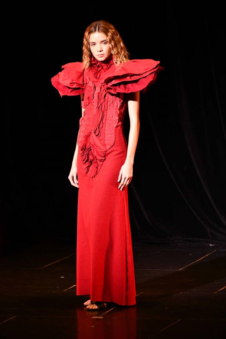 $!Vestido Mancha de la colección Sangre de la diseñadora ecuatoriana Lia Padilla, la pieza tiene como referente a la cultura andina precolombina