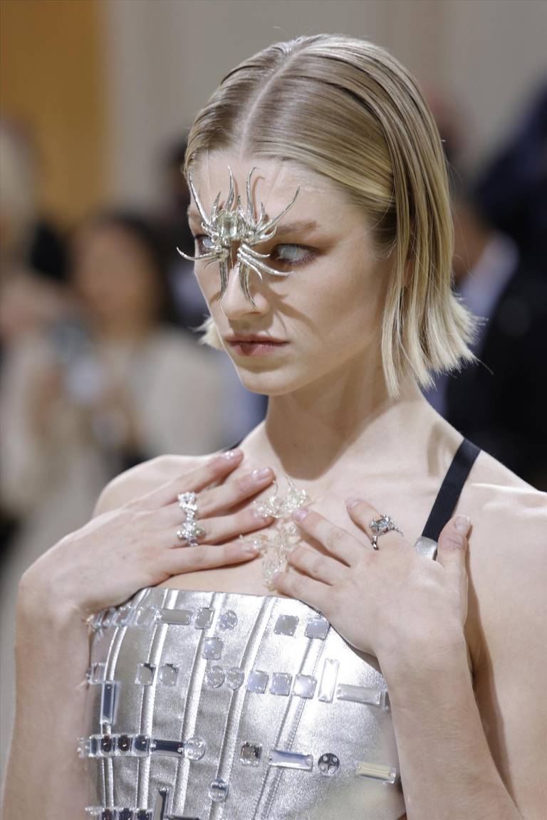 $!La modelo y actriz, Hunter Schafer, icono transexual, con su look en el Met Gala.
