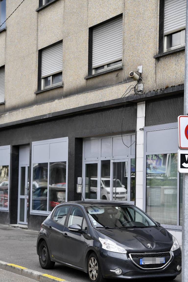 $!Una fotografía muestra la puerta de entrada del edificio donde vivía la pareja en Forbach, este de Francia, el 7 de agosto de 2023.