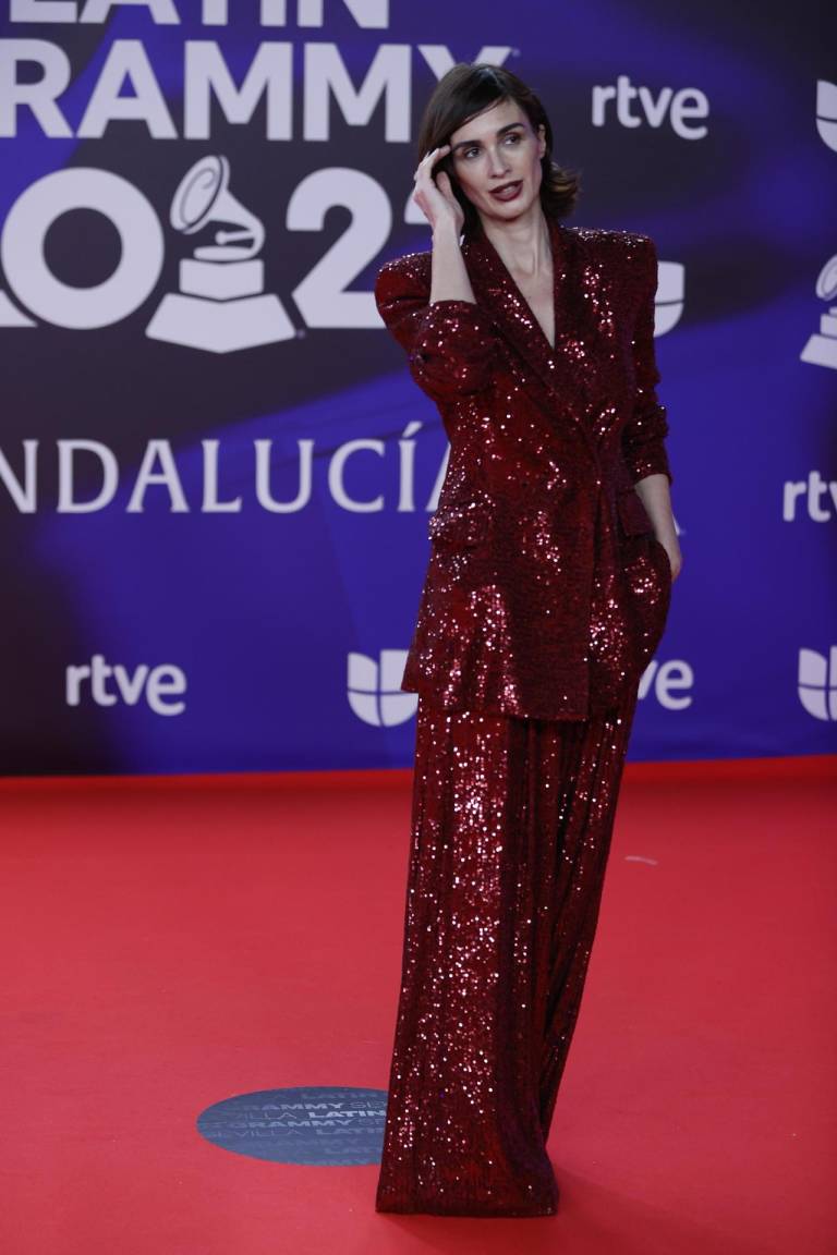 $!La actriz Paz Vega posa para los fotógrafos en la alfombra roja de la gala anual de los Latin Grammy.