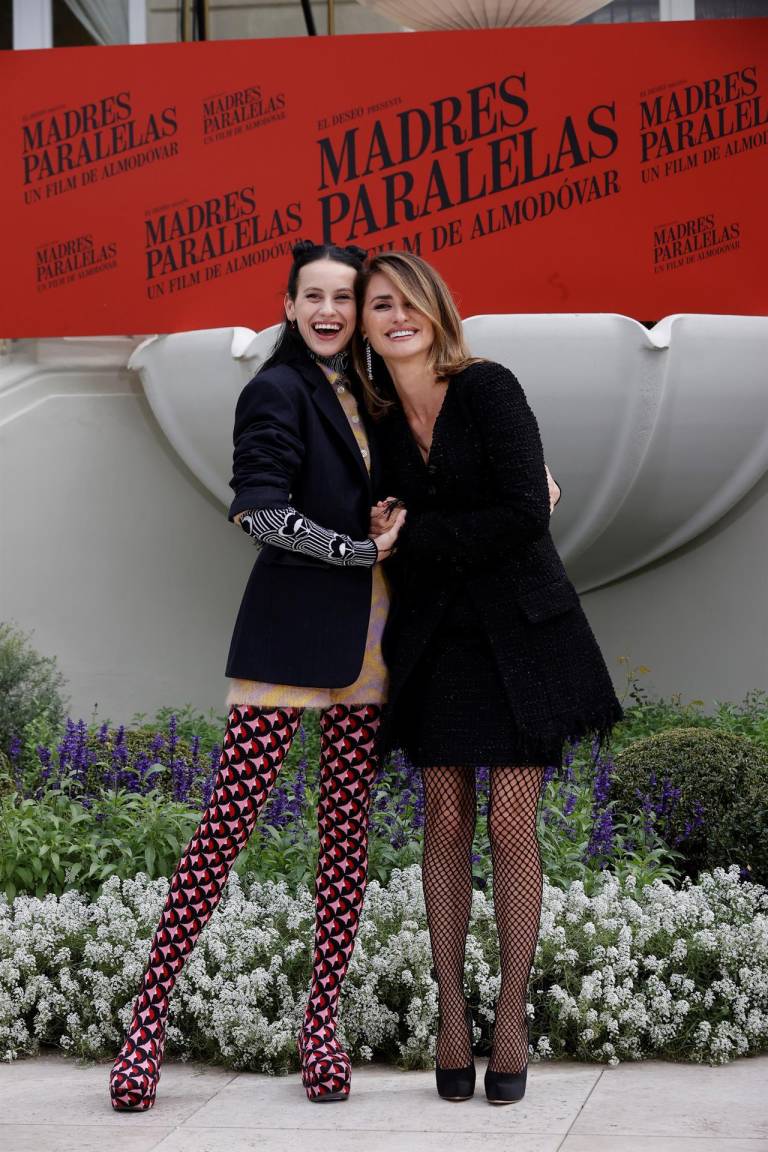 $!Las actrices Milena Smit y Penélope Cruz posan juntas durante la presentación de la última película de Almodóvar.
