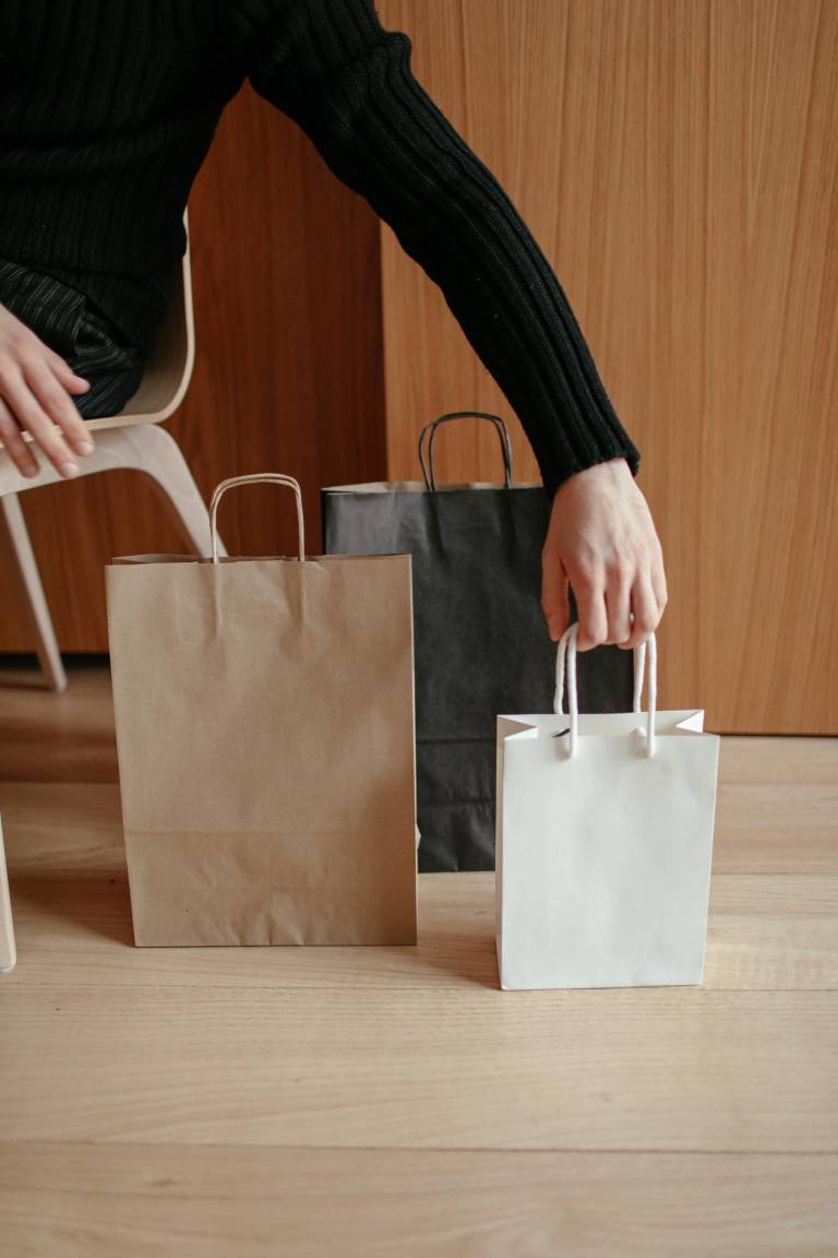 $!Las bolsas de papel para llevar las compras es una opción para evitar el consumo de plástico.
