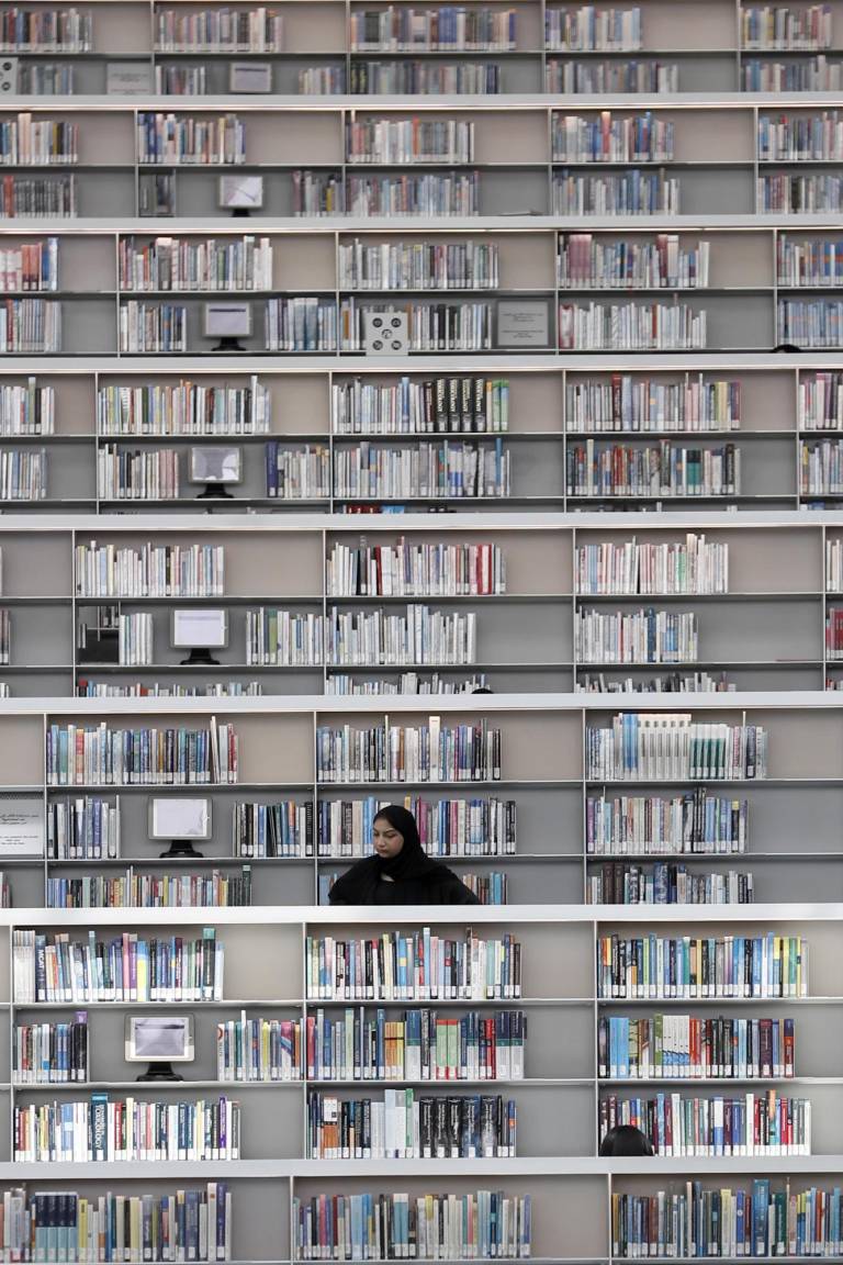 $!En la imagen, tomada el 13/09/2022, una mujer en la Biblioteca Nacional de Catar, en Doha.