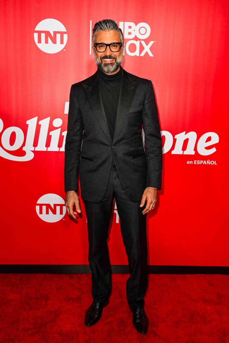 $!El actor y cantante mexicanao Jaime Camil posa en la alfombra roja de la primera edición de los Premios Rolling Stones en Español.