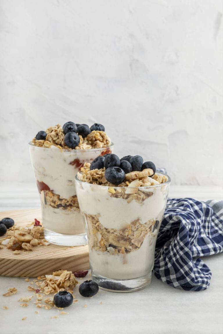$!Una forma de consumir la avena es con yogurt griego y frutas, puede ser ideal para el desayuno o un snack de media mañana o media tarde.