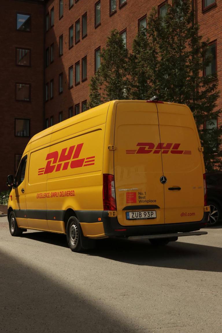 $!Imagen referencial de los vehículos que la empresa DHL utiliza para transportar envíos.