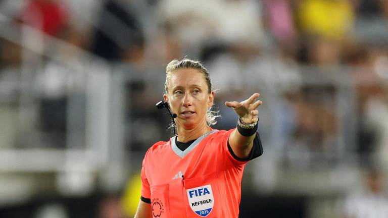 Tori Penso dirige el partido del Grupo G de la Copa Mundial de Clubes de la FIFA 2025 entre el Al Ain y la Juventus.