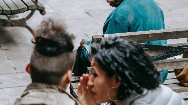 Trabajadora despedida por chismosa recibirá indemnización tras demandar a la empresa implicada