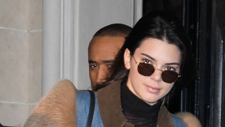 Kendall Jenner se pasea sin brasier por París