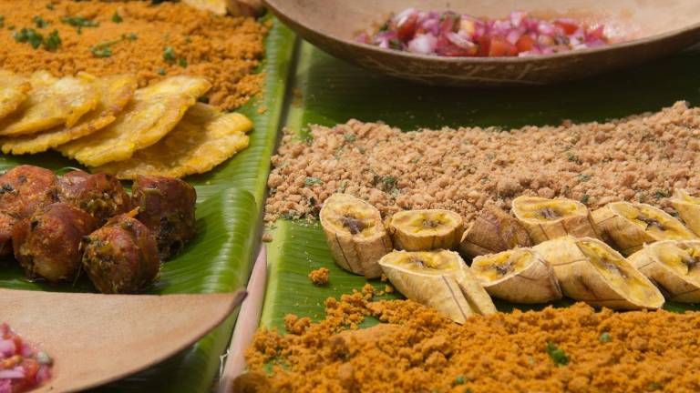 La Picada Manabita lleva longaniza, patacones, salprieta, maduro, maní y ensalada.