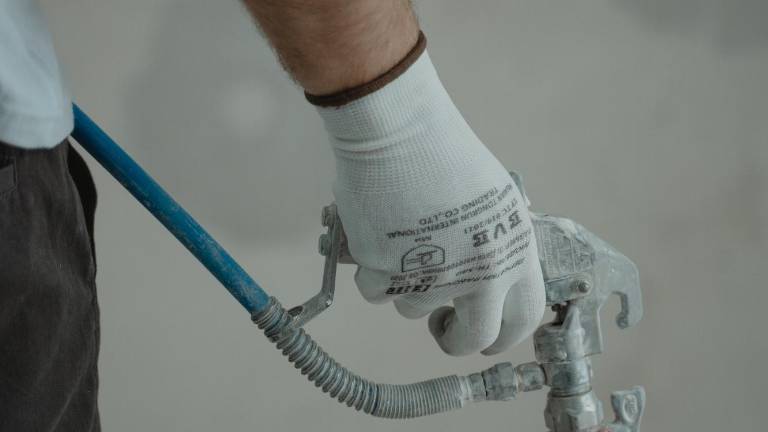 Hombre gana una fortuna con un trabajo que poca gente quiere tener en su país