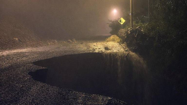 Alerta vial: Socavón obliga al cierre de la vía Cuenca-Girón-Pasaje tras fuertes lluvias