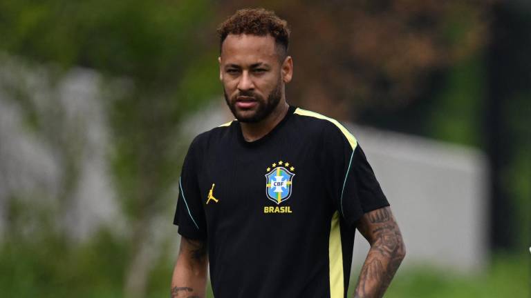 Neymar participa en una sesión de entrenamiento en las instalaciones de entrenamiento de Columbia Park en Morristown, Nueva Jersey.