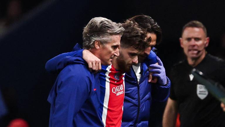 Khvicha Kvaratskhelia abandona el terreno de juego tras sufrir una lesión durante el partido entre el PSG y el FC Barcelona.