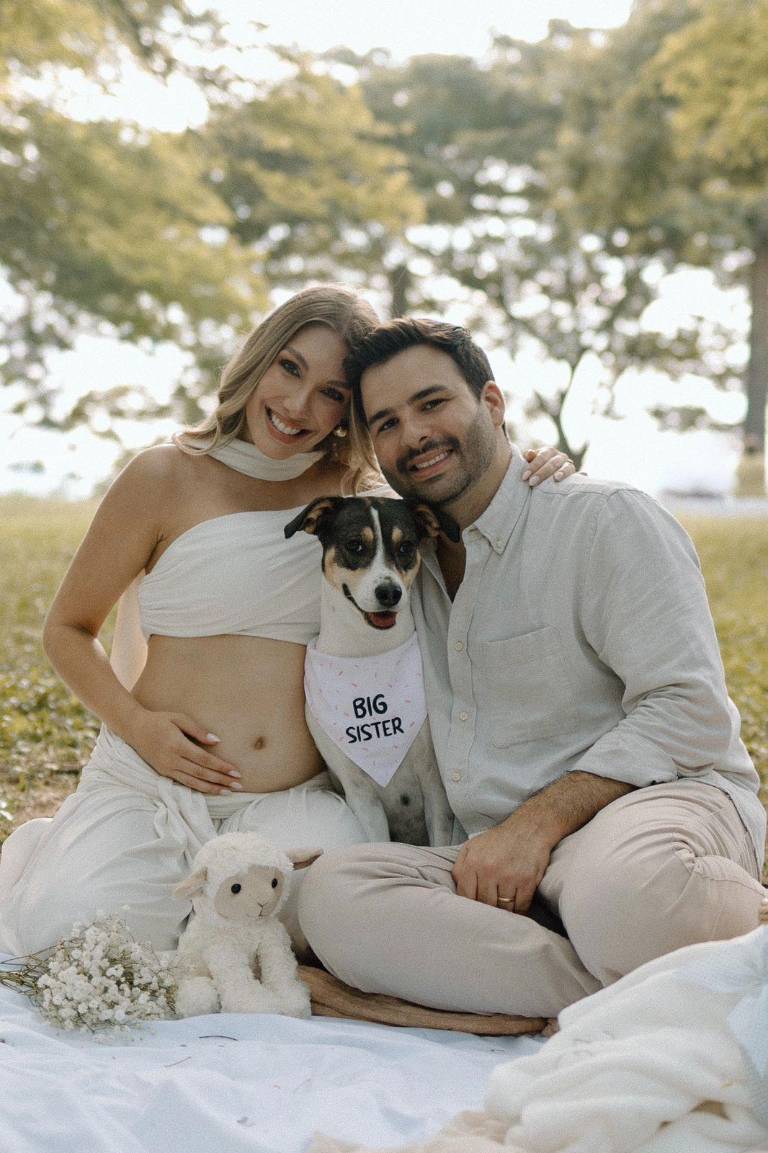 $!Imagen de Emiliana embarazada junto a su esposo Alejandro Hoyos y su perrita Heidy.