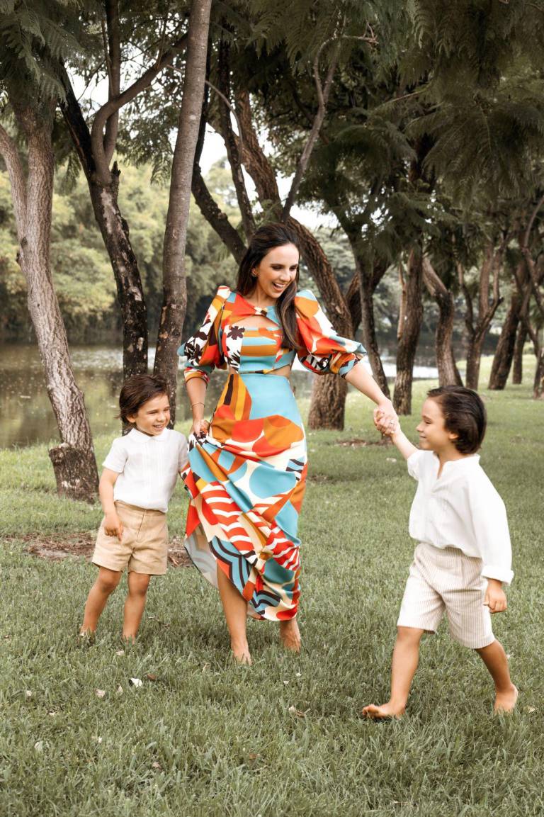 $!A sus 35 años Estefi Espín es mamá de tres niños. Aquí junto a su primogenito Felipe y a su pequeño Joaquín.
