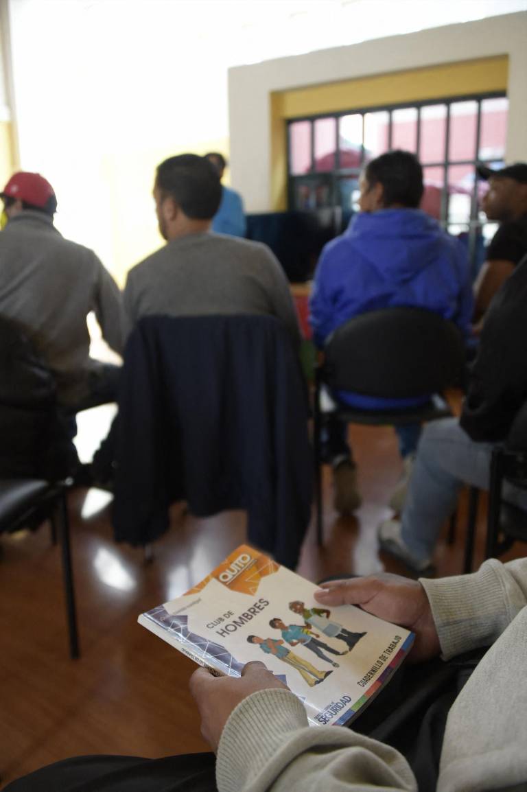 $!Un hombre sostiene un libro durante una clase de control de ira.