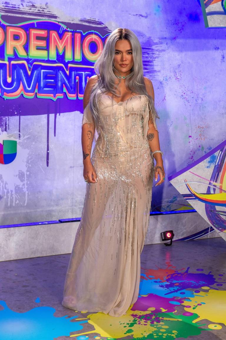 $!La cantante colombiana Karol G posa este jueves por un colorido espacio que este año reemplazó a la tradicional alfombra roja de los Premios Juventud.