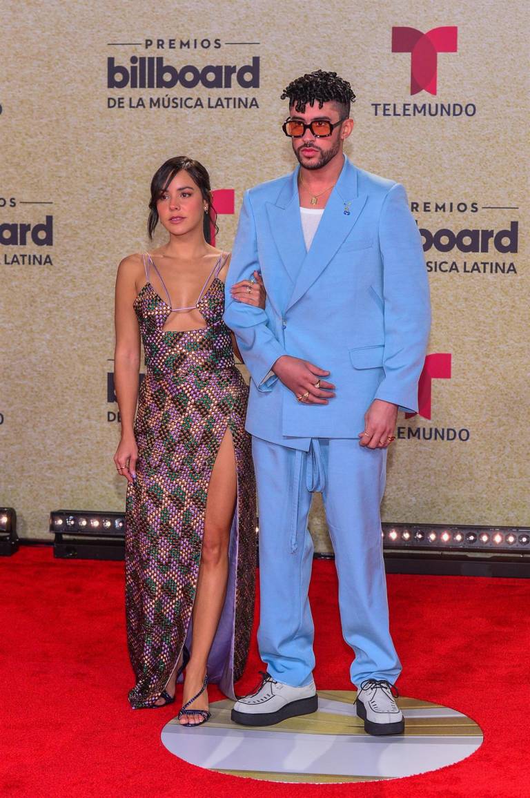 $!El cantante puertorriqueño Bad Bunny y su novia Gabriela Berlingeri posan en la alfombra roja de los Premios Billboard de la Música Latina este jueves.