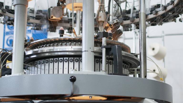 Los procesos productivos de la tela requieren de etapas como la compactación, de modo que se fortalezcan los tejidos y se evite encogimiento en el futuro.
