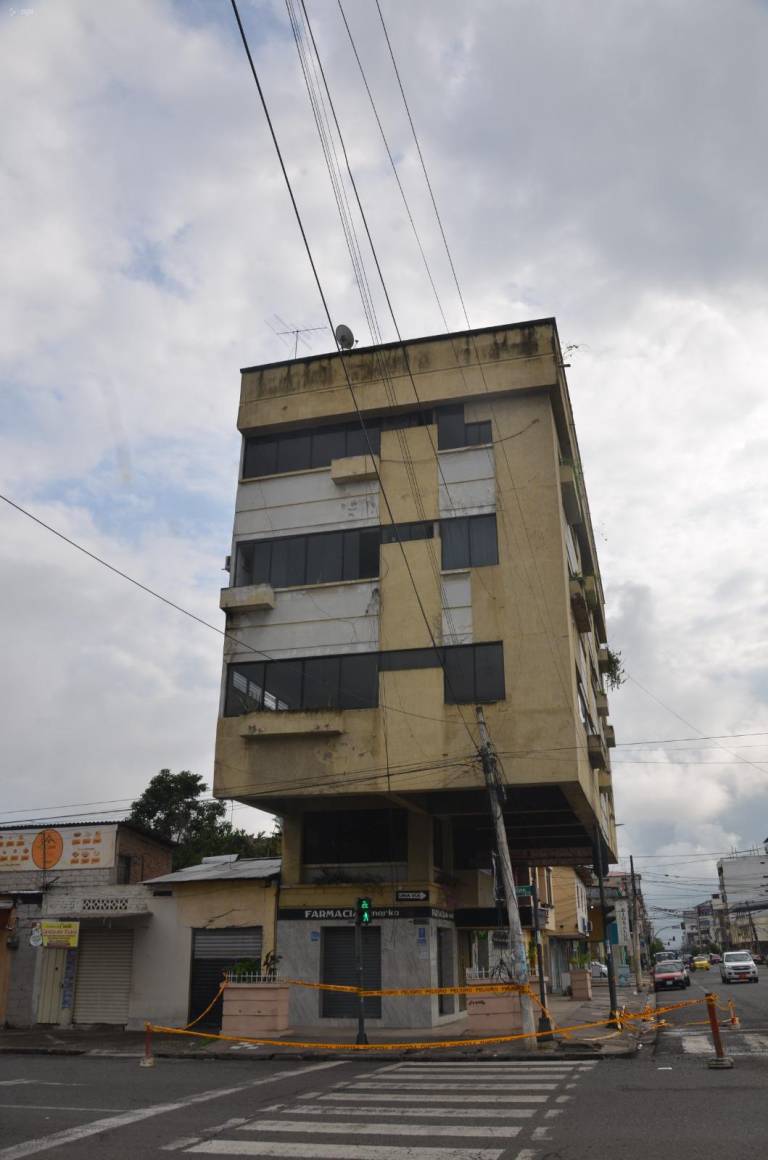 $!El edificio se mantiene con cintas de precaución.