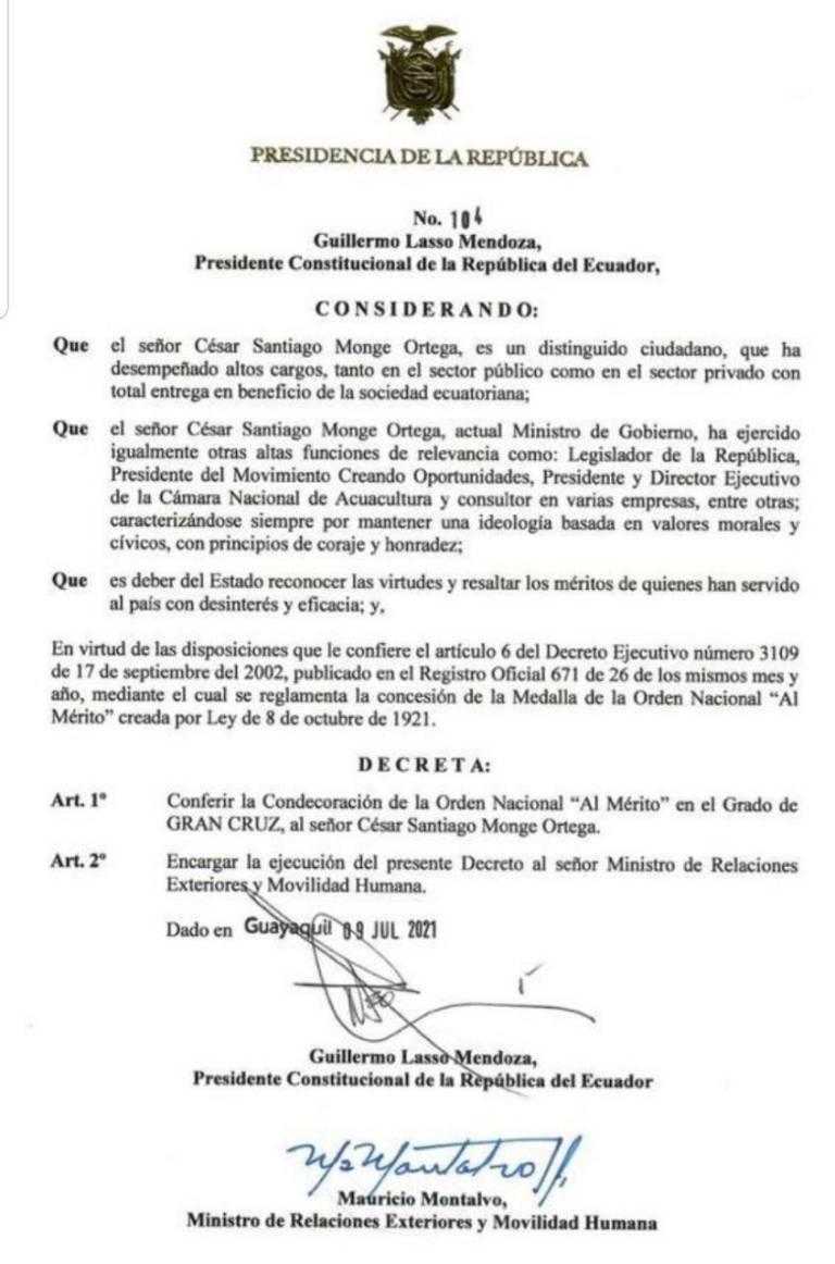 $!Lasso condecora al ministro de Gobierno, César Monge
