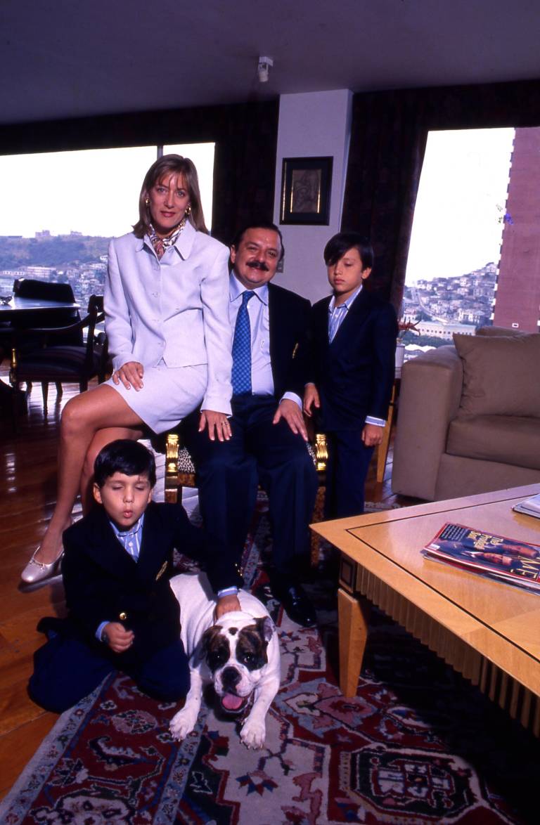 $!Anabella Azin junto a su esposo Álvaro Noboa y sus hijos Daniel (de pie) y John-Sebastian (junto a su mascota).