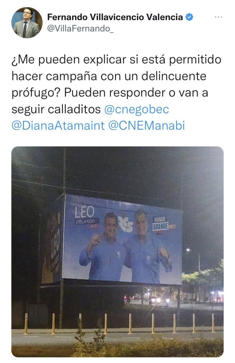 $!Bajan valla con propaganda de Rafael Correa en Manabí; asambleístas piden al CNE más acciones