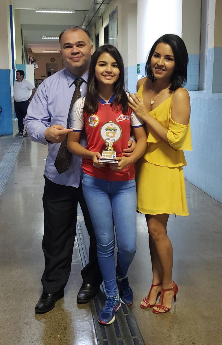 $!Fotografía publicada por la familia Schneider que muestra a Bárbara Schneider (centro), de 15 años, con sus padres Karlo Schneider (izquierda) y Alcione Schneider (derecha).