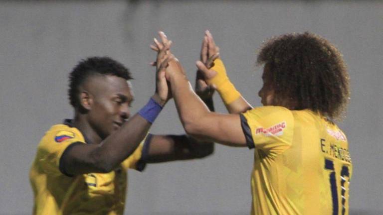 Futbolistas de Delfín celebrando el gol anotado a Baños Ciudad de Fuego.