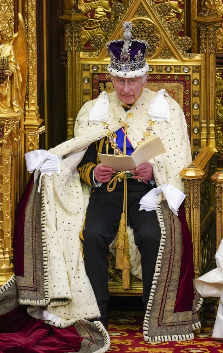 $!El rey Carlos III de Gran Bretaña, vestido con la corona imperial y la túnica de estado, lee el discurso del rey desde el trono soberano en la cámara de la Cámara de los Lores, durante la apertura estatal del Parlamento.