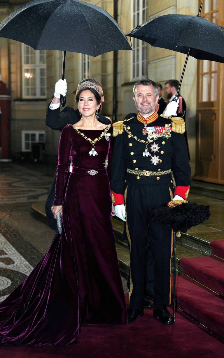$!El futuro rey y la reina de Dinamarca, el príncipe heredero Frederik y la princesa heredera Mary, posan cuando llegan para el banquete de Año Nuevo en el castillo de Amalienborg, Copenhague, el 1 de enero de 2024.