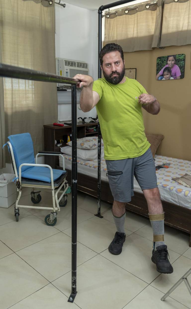 $!Ricardo Cabrera adaptó su dormitorio para realizar los ejercicios que le envían los terapistas que le atienden de forma particular.