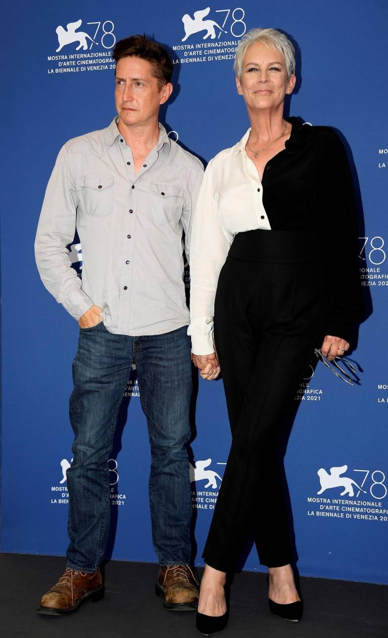 $!El director David Gordon Green y la actriz Jamie Lee Curtis posan durante el llamado para la película Halloween Kills, en la Mostra de Venecia.