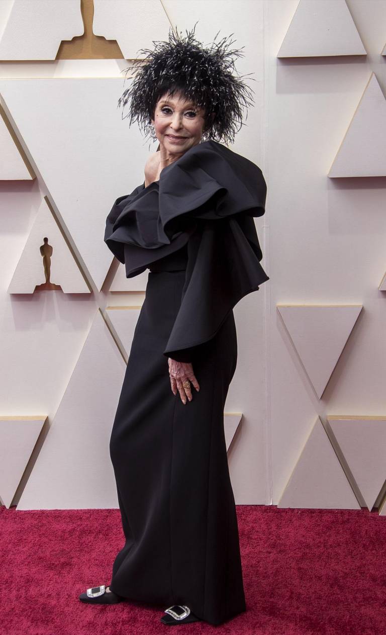 $!Rita Moreno posa en la alfombra roja a su llegada a la entrega de los Premios Óscar hoy, en el Teatro Dolby de Los Ángeles, California (EE.UU.). EFE/ Javier Rojas
